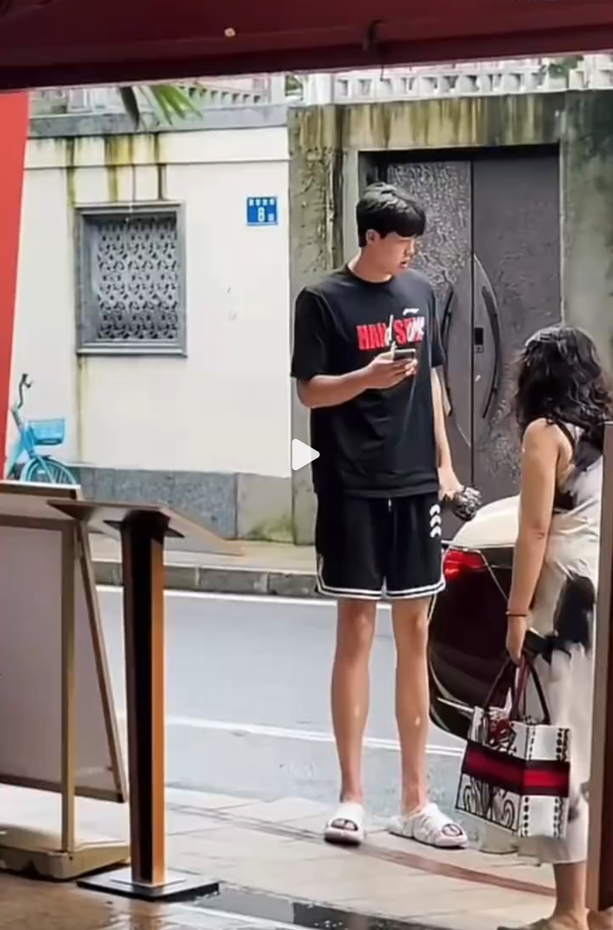 漂亮的女友, 时所穿的一, 显然还不太