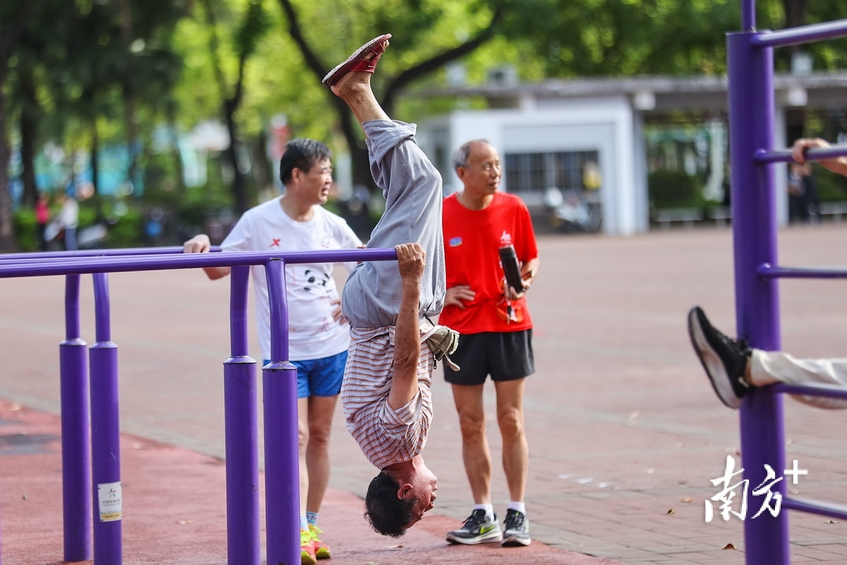跑道上慢跑 跑道上慢跑