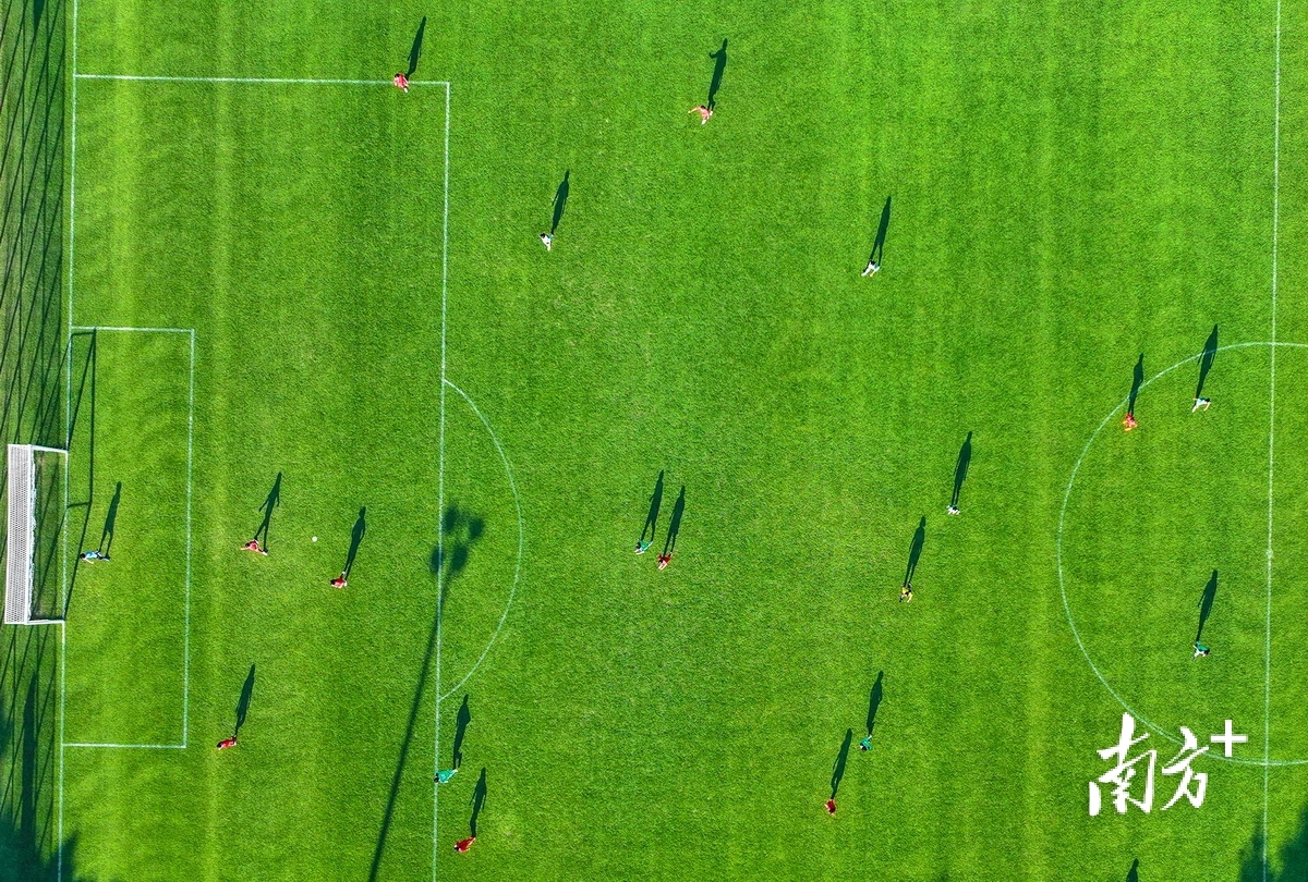 市民伴着音, amp, 跑道上慢跑 市民伴着音, amp, 跑道上慢跑